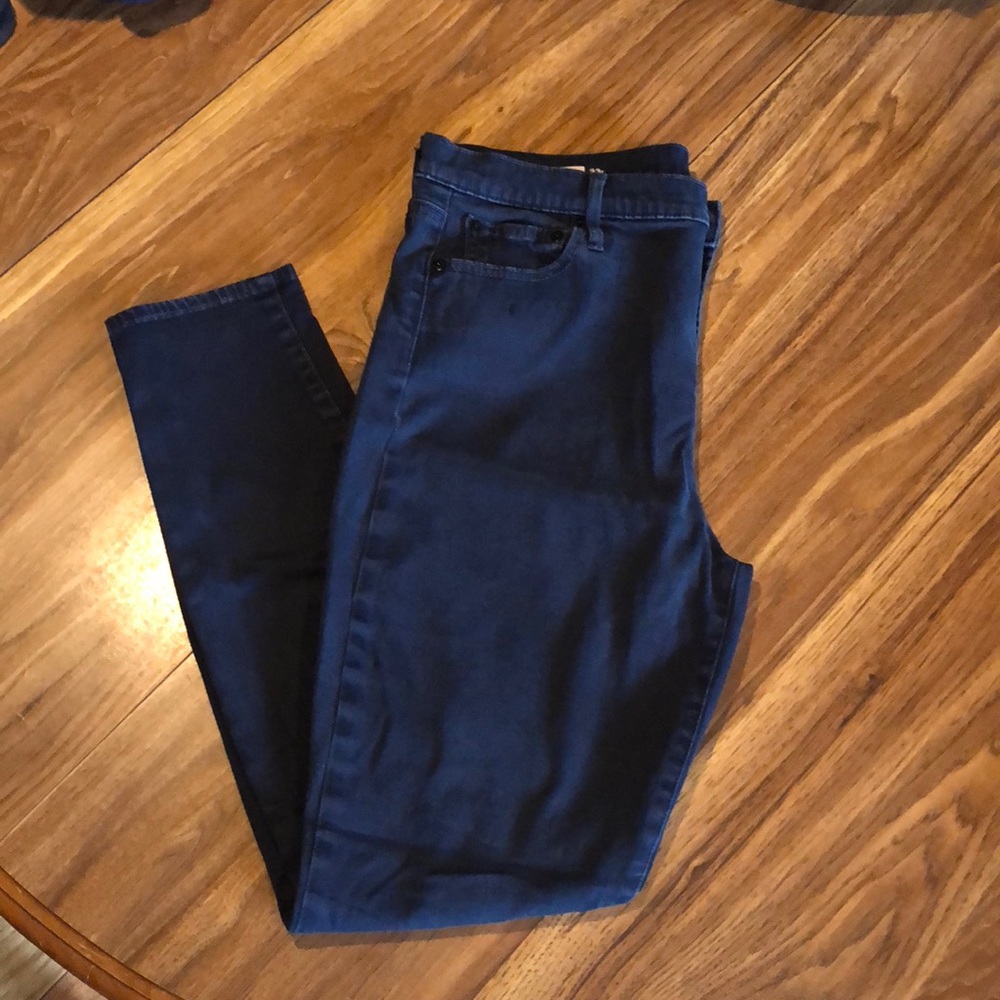 Woman’s skinny pants